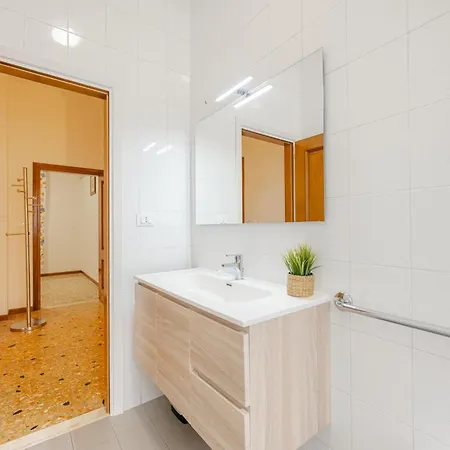 Tatiana Flat-10 Minutes From Velence